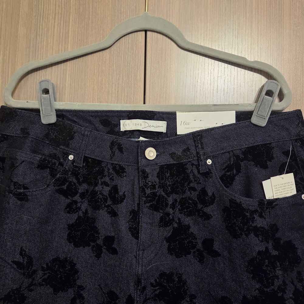 NWT Black Floral Jeans - Picture 3 of 4